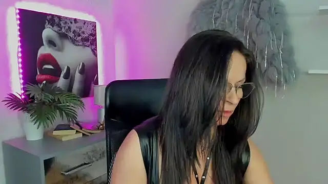Snapshot of HelenLuxx chatting on 03/20/25, 05:15 HelenLuxx online show from 03/20/25, 05:15