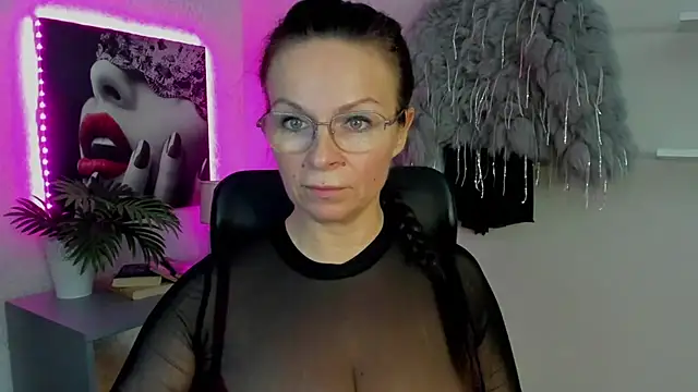 Snapshot of HelenLuxx chatting on 03/21/25, 06:38 HelenLuxx online show from 03/21/25, 06:38