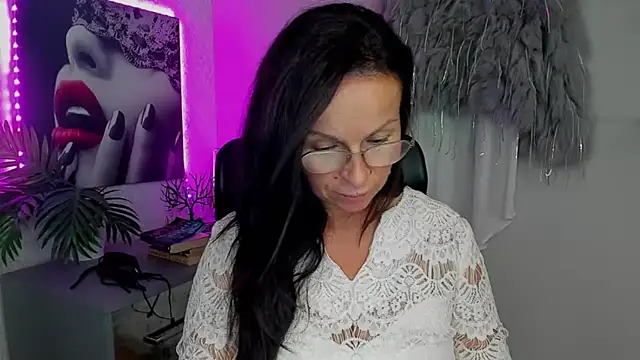 Snapshot of HelenLuxx chatting on 09/09/25, 12:37 HelenLuxx online show from 09/09/25, 12:37