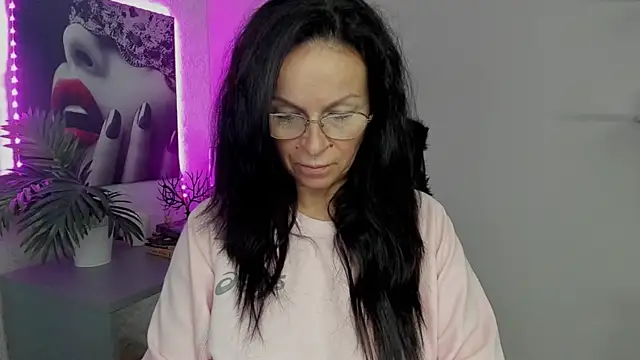 Snapshot of HelenLuxx chatting on 09/18/25, 05:42 HelenLuxx online show from 09/18/25, 05:42