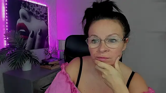 Snapshot of HelenLuxx chatting on 09/20/25, 06:36 HelenLuxx online show from 09/20/25, 06:36
