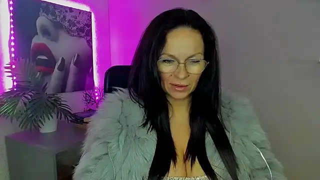 Snapshot of HelenLuxx chatting on 09/26/25, 05:50 HelenLuxx online show from 09/26/25, 05:50