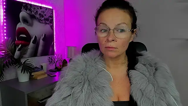 Snapshot of HelenLuxx chatting on 10/02/25, 05:47 HelenLuxx online show from 10/02/25, 05:47