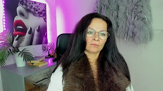 Snapshot of HelenLuxx chatting on 10/06/25, 06:49 HelenLuxx online show from 10/06/25, 06:49