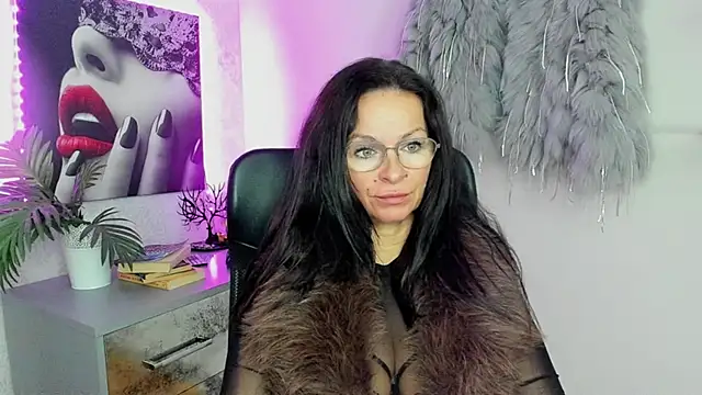 Snapshot of HelenLuxx chatting on 10/07/25, 07:05 HelenLuxx online show from 10/07/25, 07:05