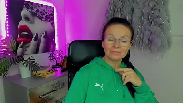 Snapshot of HelenLuxx chatting on 10/09/25, 05:38 HelenLuxx online show from 10/09/25, 05:38