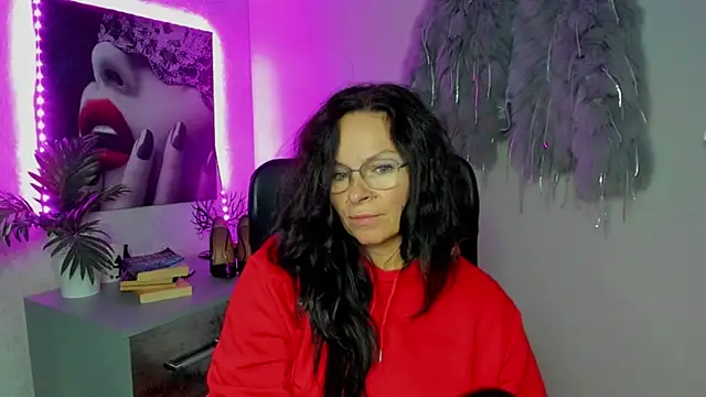 Snapshot of HelenLuxx chatting on 10/16/25, 05:47 HelenLuxx online show from 10/16/25, 05:47