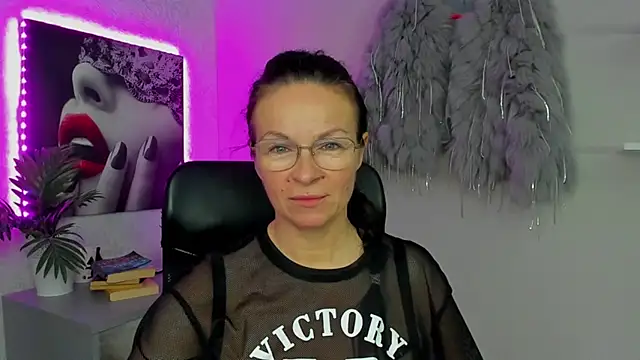 Snapshot of HelenLuxx chatting on 10/17/25, 06:38 HelenLuxx online show from 10/17/25, 06:38