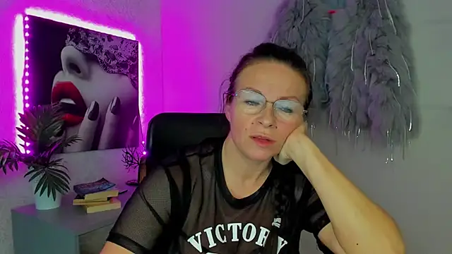 Snapshot of HelenLuxx chatting on 10/17/25, 06:43 HelenLuxx online show from 10/17/25, 06:43