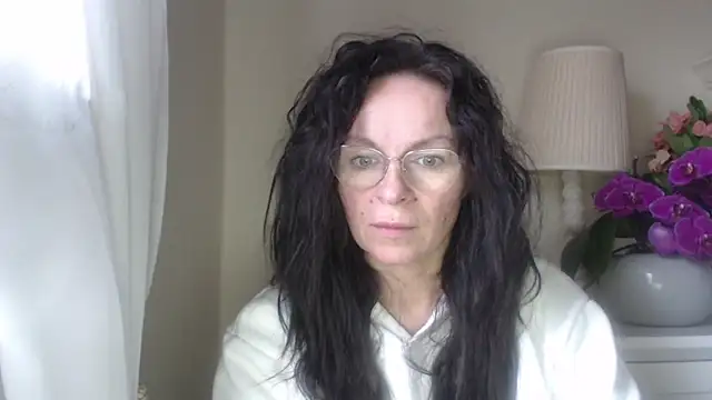 Snapshot of HelenLuxx chatting on 10/21/25, 06:14 HelenLuxx online show from 10/21/25, 06:14