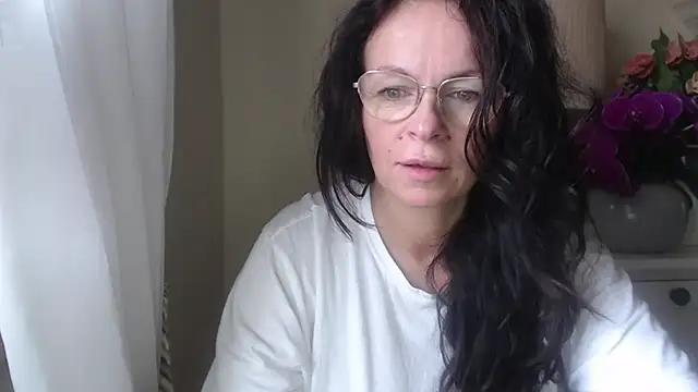 Snapshot of HelenLuxx chatting on 10/23/25, 06:34 HelenLuxx online show from 10/23/25, 06:34