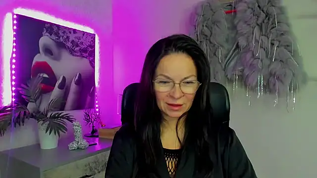 HelenLuxx online show from 11/29/25, 08:17