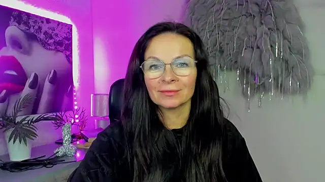 HelenLuxx online show from 12/19/25, 04:14