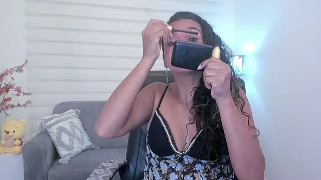 Snapshot of leslyflorez chatting on 12/14/24, 12:01 leslyflorez online show from 12/14/24, 12:01