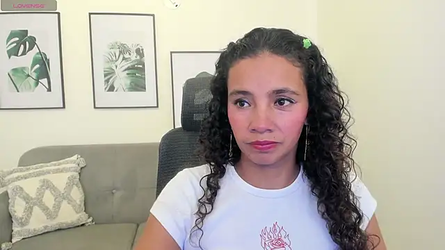 Snapshot of leslyflorez chatting on 02/26/25, 09:05 leslyflorez online show from 02/26/25, 09:05