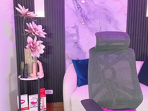 Snapshot of leslyflorez chatting on 09/20/25, 04:35 leslyflorez online show from 09/20/25, 04:35