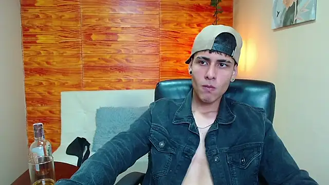 Snapshot of Bastiaan_28 chatting on 12/04/24, 06:33 Bastiaan 28 online show from 12/04/24, 06:33