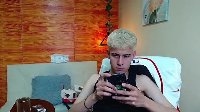 Snapshot of Bastiaan_28 chatting on 12/11/24, 04:28 Bastiaan 28 online show from 12/11/24, 04:28