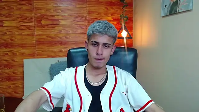 Snapshot of Bastiaan_28 chatting on 12/17/24, 04:56 Bastiaan 28 online show from 12/17/24, 04:56