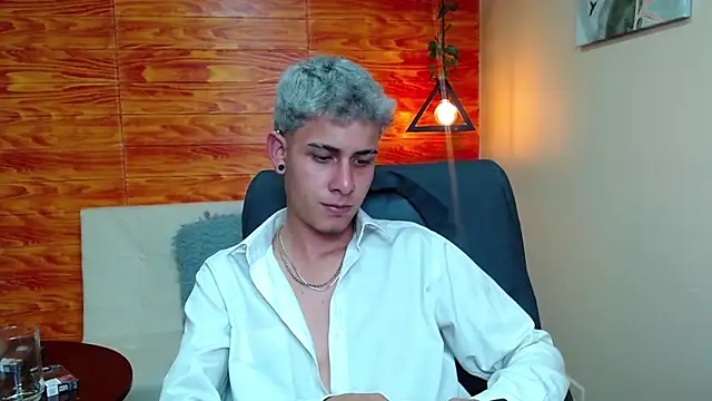 Snapshot of Bastiaan_28 chatting on 12/18/24, 02:53 Bastiaan 28 online show from 12/18/24, 02:53