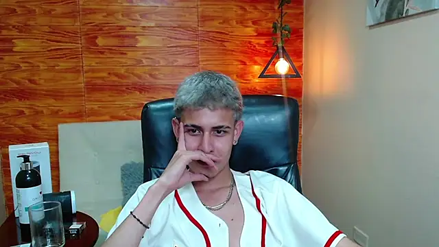 Snapshot of Bastiaan_28 chatting on 12/20/24, 07:44 Bastiaan 28 online show from 12/20/24, 07:44