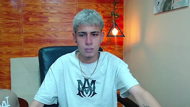 Snapshot of Bastiaan_28 chatting on 12/25/24, 12:05 Bastiaan 28 online show from 12/25/24, 12:05