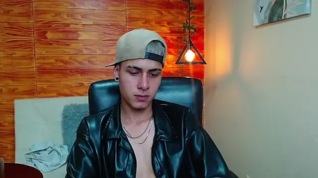 Snapshot of Bastiaan_28 chatting on 12/25/24, 03:08 Bastiaan 28 online show from 12/25/24, 03:08