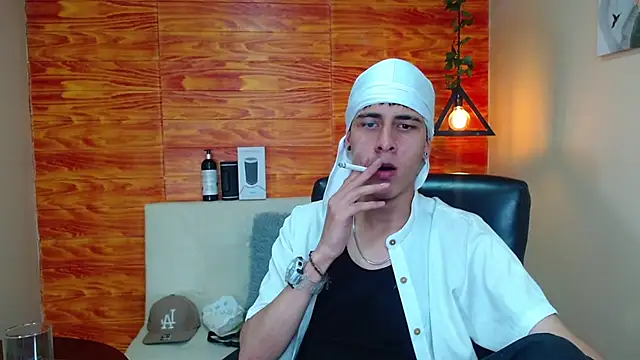 Snapshot of Bastiaan_28 chatting on 01/15/25, 04:04 Bastiaan 28 online show from 01/15/25, 04:04