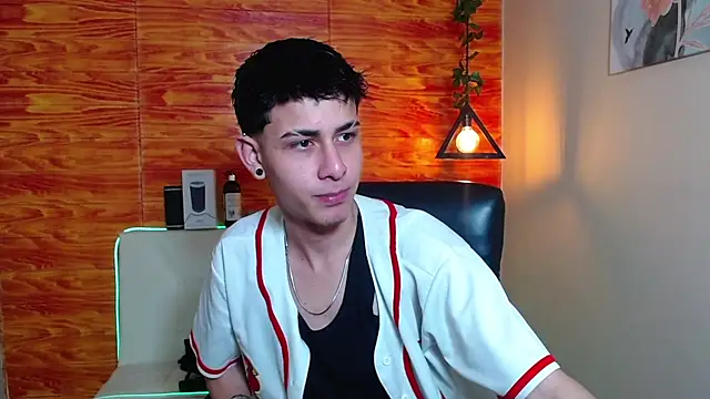 Snapshot of Bastiaan_28 chatting on 01/23/25, 03:26 Bastiaan 28 online show from 01/23/25, 03:26