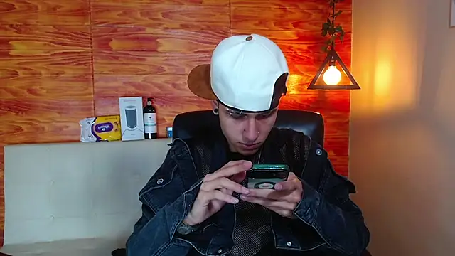 Snapshot of Bastiaan_28 chatting on 02/14/25, 01:56 Bastiaan 28 online show from 02/14/25, 01:56