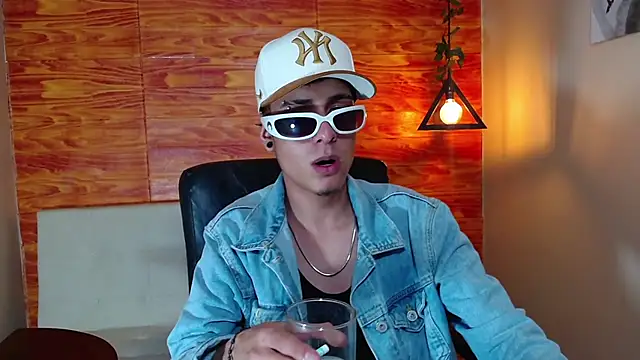 Snapshot of Bastiaan_28 chatting on 02/19/25, 06:11 Bastiaan 28 online show from 02/19/25, 06:11