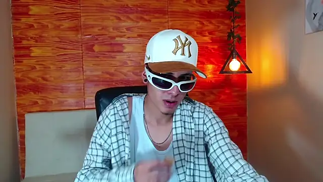 Snapshot of Bastiaan_28 chatting on 02/21/25, 06:18 Bastiaan 28 online show from 02/21/25, 06:18