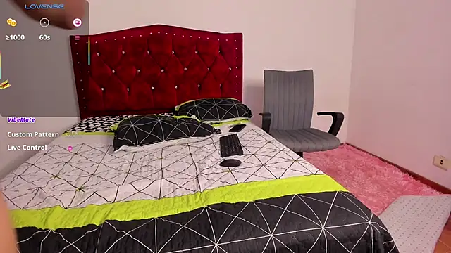 Snapshot of Valentine_petite1 chatting on 02/26/25, 01:52 Valentine petite1 online show from 02/26/25, 01:52