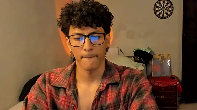 Snapshot of Ivano_joness chatting on 02/14/25, 03:33 Ivano joness online show from 02/14/25, 03:33