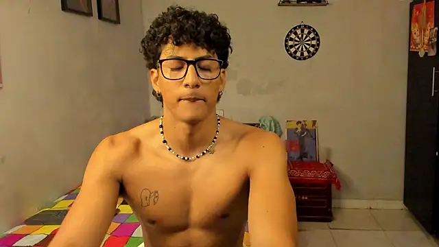 Snapshot of Ivano_joness chatting on 03/08/25, 12:20 Ivano joness online show from 03/08/25, 12:20