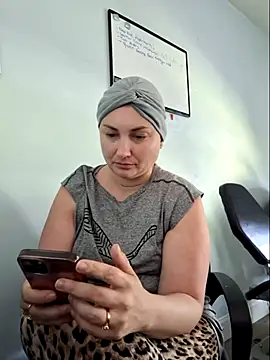 Snapshot of MilfyMrsRobinson chatting on 05/18/26, 01:50 MilfyMrsRobinson online show from 05/18/26, 01:50
