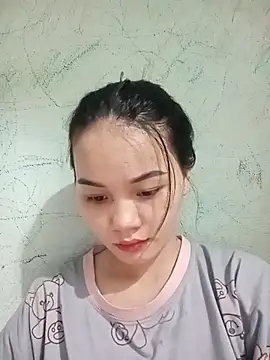 Ngoc-Trinh online show from 10/22/25, 01:17