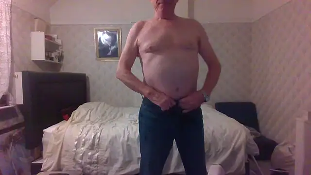 Snapshot of shaun63m chatting on 04/12/26, 01:43 shaun63m online show from 04/12/26, 01:43