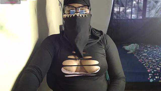 Snapshot of Aaliyah_brown chatting on 03/17/26, 02:42 Aaliyah brown online show from 03/17/26, 02:42