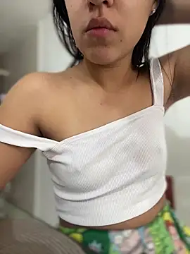 Snapshot of Salome_golvert chatting on 01/05/25, 03:45 Salome golvert online show from 01/05/25, 03:45