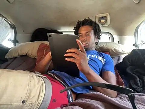 Snapshot of SlimeCrownzOut5 chatting on 09/28/25, 03:28 SlimeCrownzOut5 online show from 09/28/25, 03:28