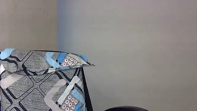 Snapshot of lola-__ chatting on 10/15/25, 12:49 lola- online show from 10/15/25, 12:49