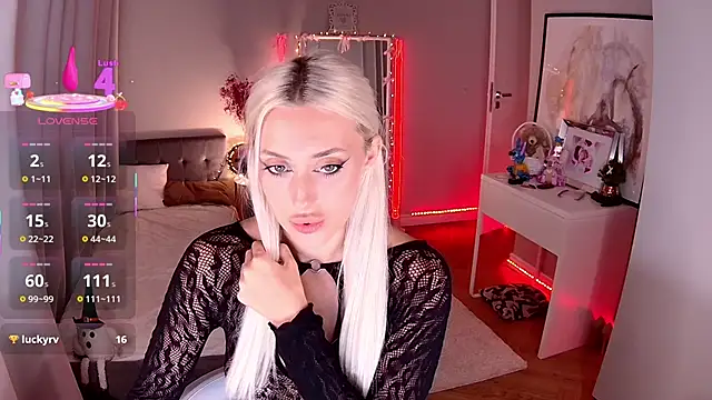 LoryWood online show from 11/09/25, 03:43