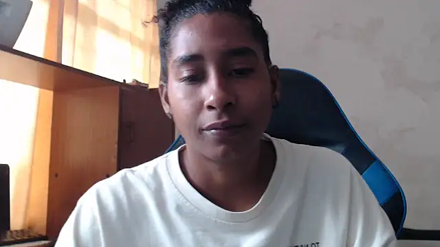 Snapshot of yohatinelly07 chatting on 11/17/25, 02:34 yohatinelly07 online show from 11/17/25, 02:34