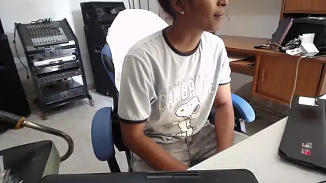 Snapshot of yohatinelly07 chatting on 11/22/25, 02:38 yohatinelly07 online show from 11/22/25, 02:38