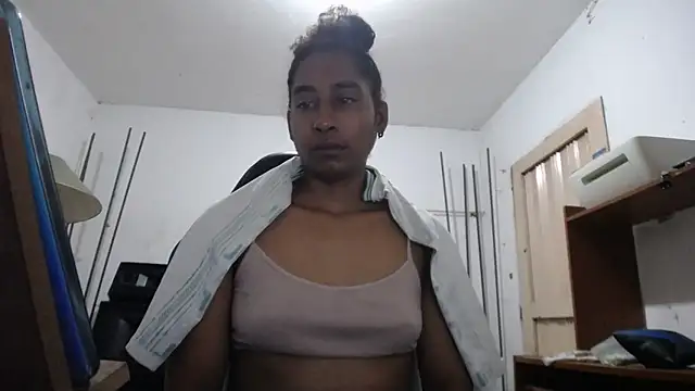 Snapshot of yohatinelly07 chatting on 11/28/25, 08:28 yohatinelly07 online show from 11/28/25, 08:28