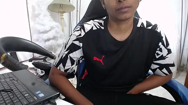 Snapshot of yohatinelly07 chatting on 11/28/25, 08:33 yohatinelly07 online show from 11/28/25, 08:33