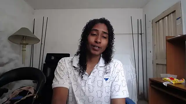 Snapshot of yohatinelly07 chatting on 11/29/25, 04:32 yohatinelly07 online show from 11/29/25, 04:32