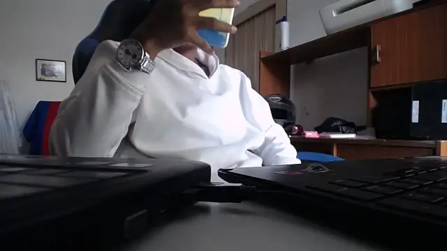 Snapshot of yohatinelly07 chatting on 12/02/25, 09:10 yohatinelly07 online show from 12/02/25, 09:10