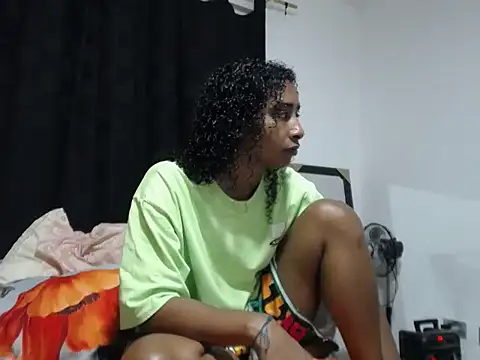 Snapshot of yohatinelly07 chatting on 12/16/25, 02:16 yohatinelly07 online show from 12/16/25, 02:16